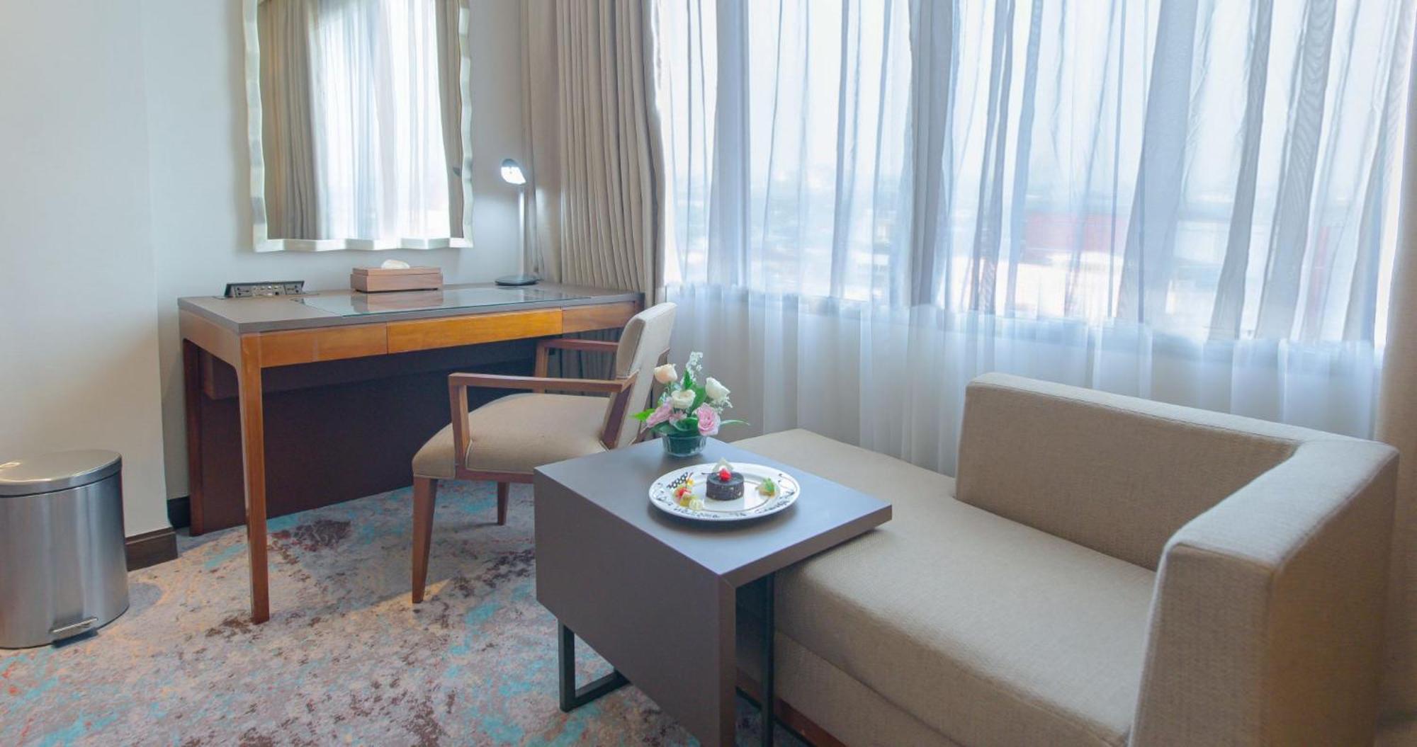 Gumaya Tower Hotel Семаранг Екстер'єр фото