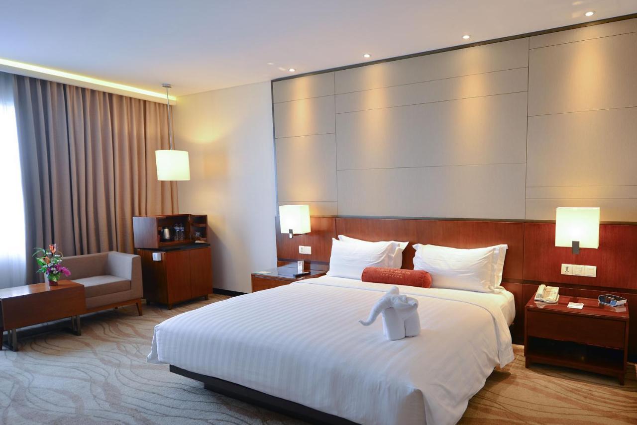 Gumaya Tower Hotel Семаранг Екстер'єр фото