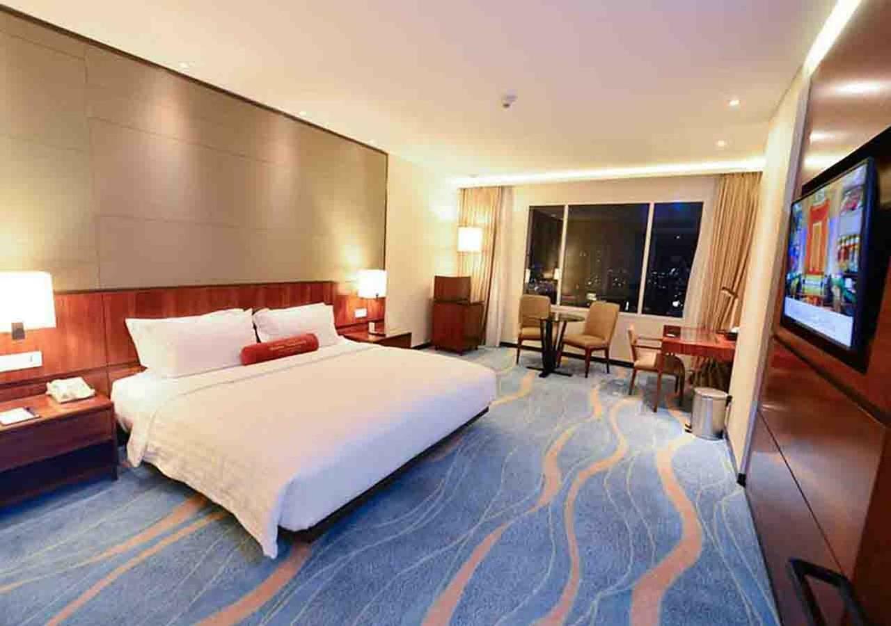 Gumaya Tower Hotel Семаранг Екстер'єр фото
